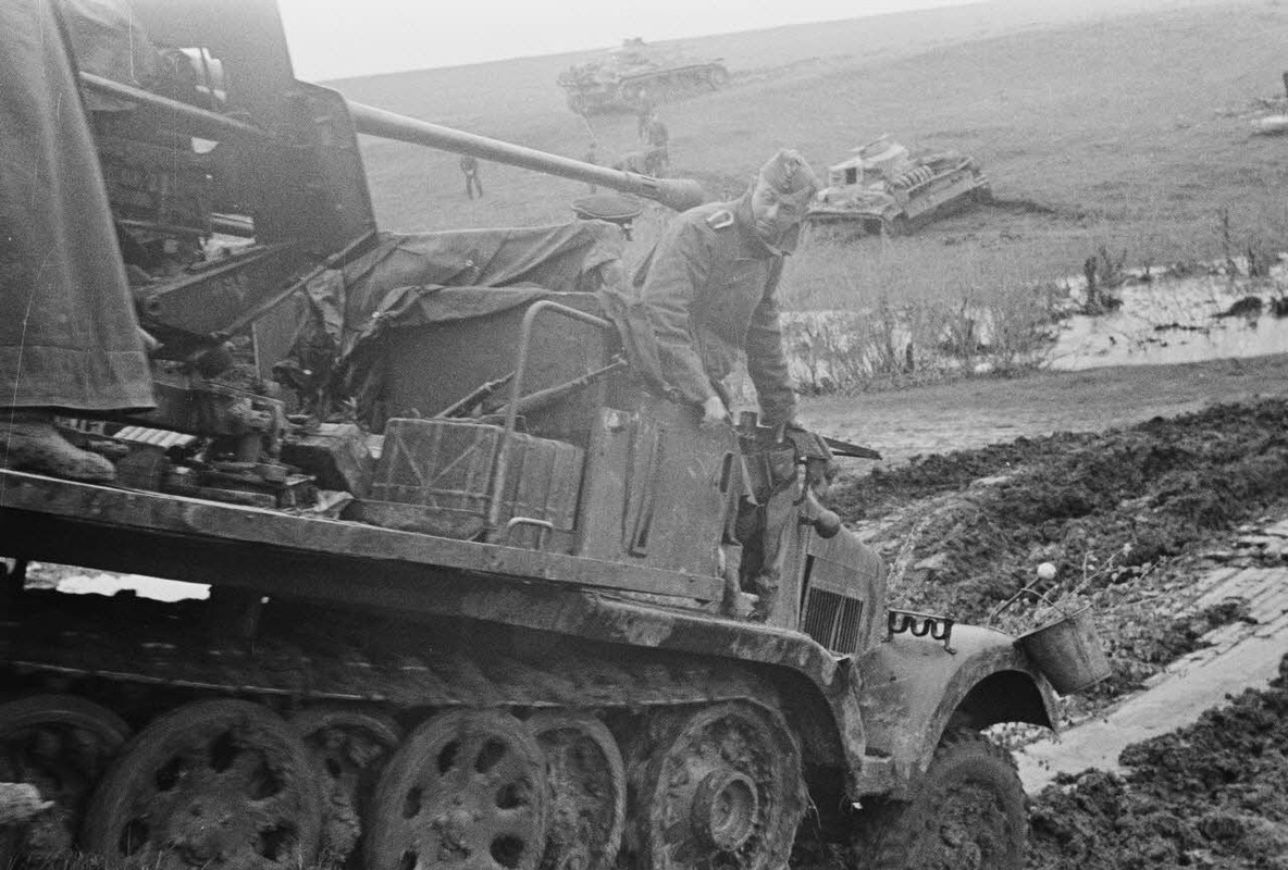 Chargé de fantassins allemands, un semi-chenillé Sd.Kfz.62 équipé d'un canon de 3.7cm Flak 36 du Lei