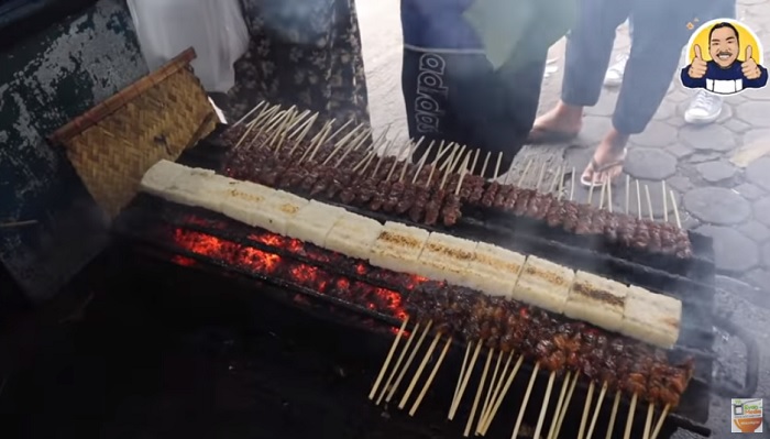Proses pembakaran di Sate Maranggi Sari Asih.
