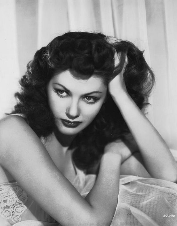 Yvonne_De_Carlo_b38