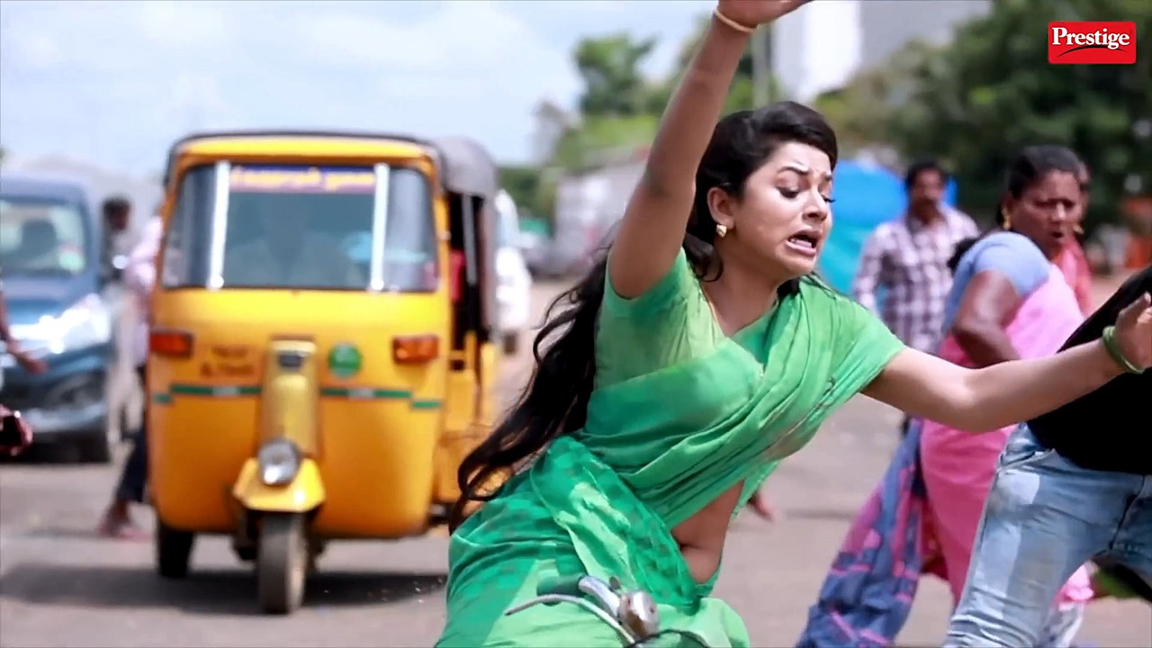 Delna Davis navel slip in green saree-anbevaa.mp4_snapshot_00.02.762