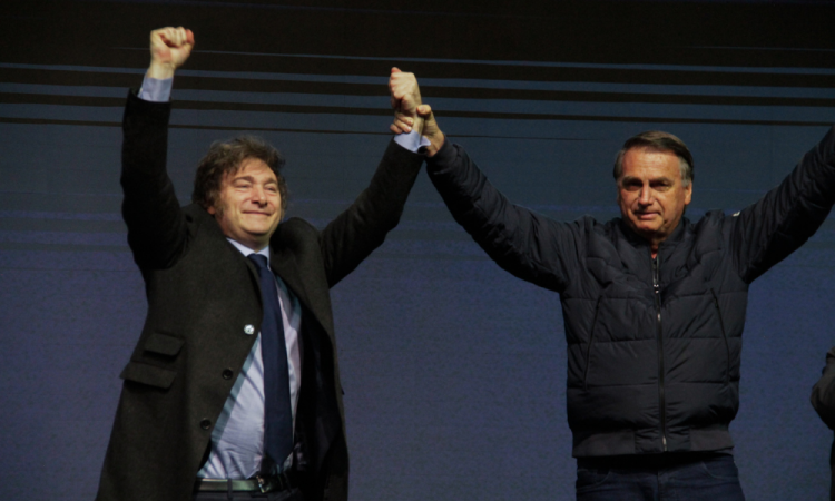 Milei compartilha post de Flávio Bolsonaro lendo carta do pai sobre pré-candidatura