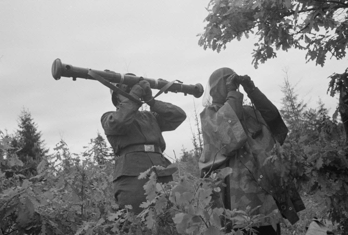 Au sein d'une batterie de DCA de la Luftwaffe (FlaK), utilisation d'un télémètre.1942,