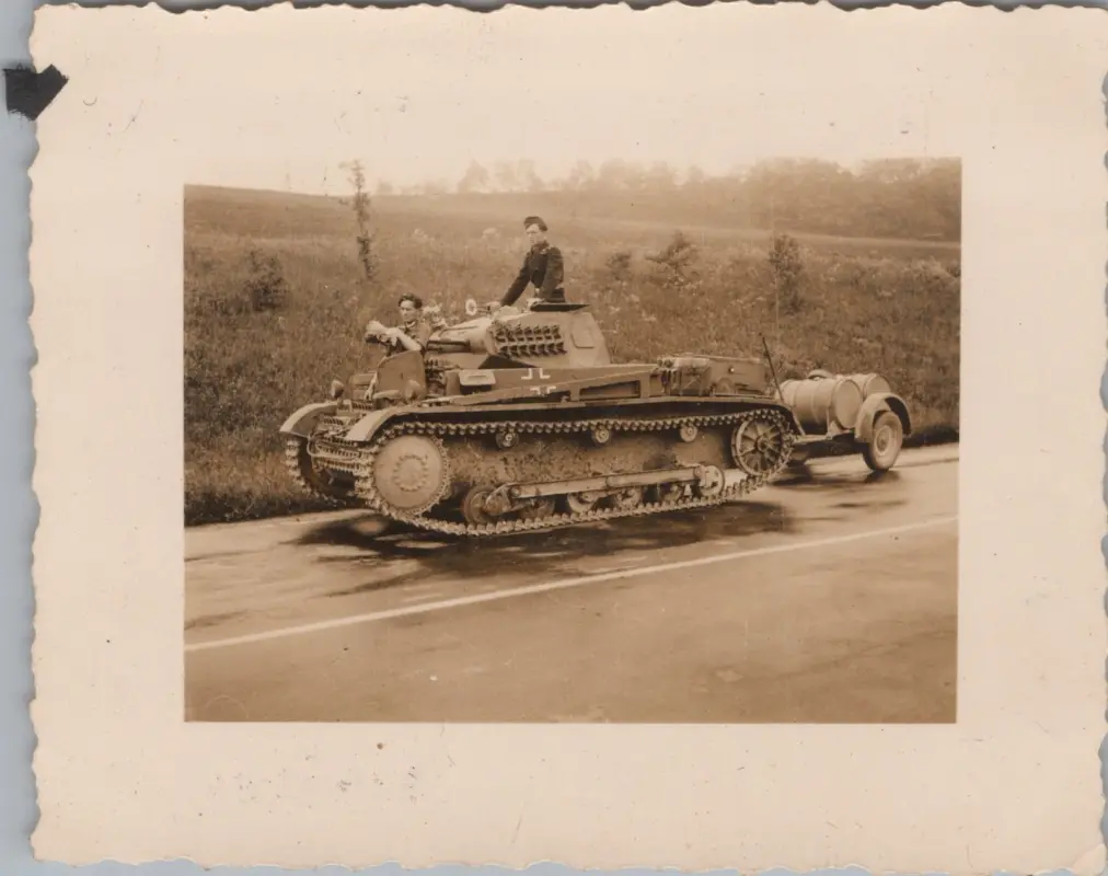 Foto a Nachl. Uffz H Gollner Panzer-Regt. 4, Panzer auf Autobahn A4 D-82