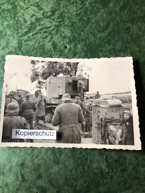 Altes Foto-Panzer-Tank-Beute-Soldaten-Bevölkerung-Russland