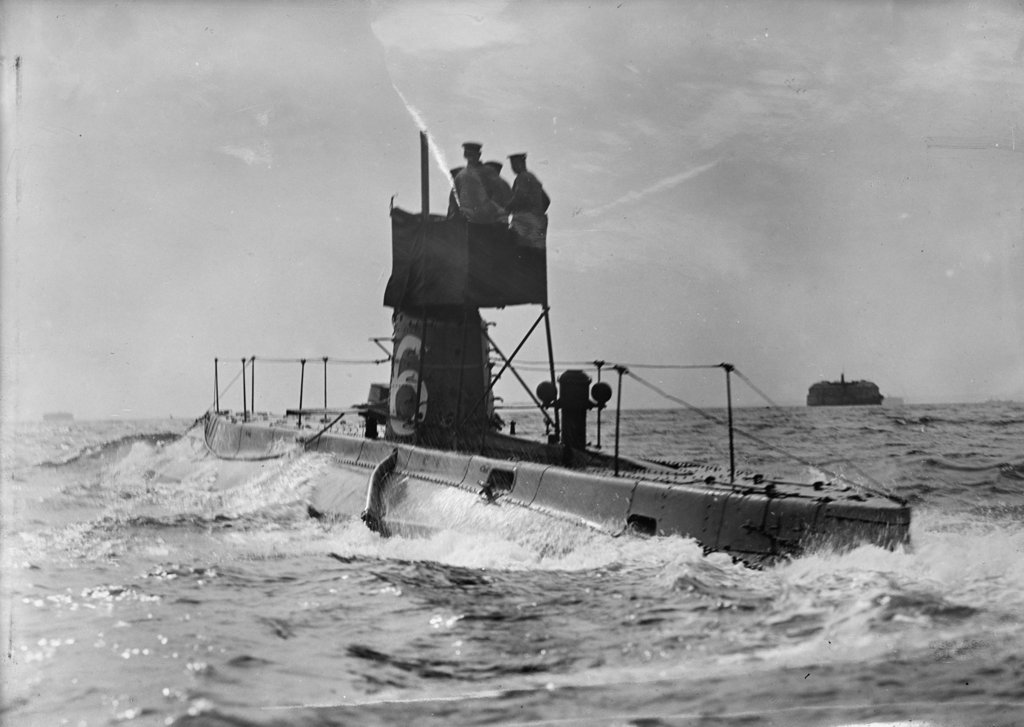 https://i.postimg.cc/Y9mwd19D/HMS-B6-in-the-solent.jpg