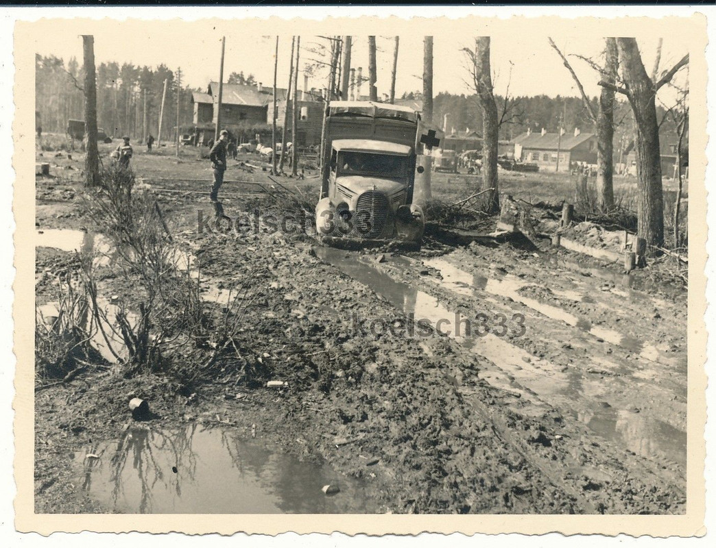 Foto Ford V 8 Sankra LKW auf schlammiger Straße 