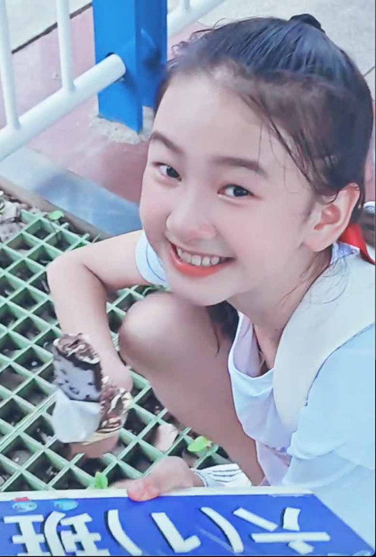 举班牌的小姑娘,ロリータ,Lolita,萝莉塔,炉利,Loli,萝莉,亜炉,華炉,少女,甜妹