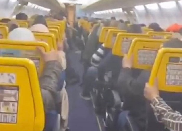Suasana di dalam maskapai Ryanair saat turbulensi akibat Badai Dennis