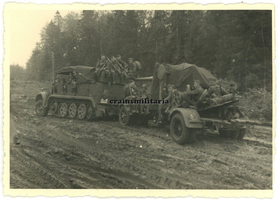 Orig. Foto Halbkette SdKfz mit 8,8 cm Flak Geschütz in Litauen Lettland Russland