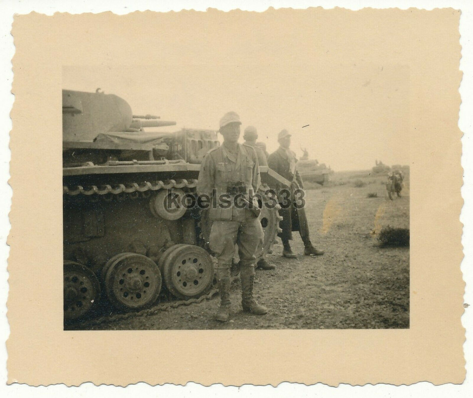 Foto Afrika Korps Panzermänner am Panzer in der Wüste von Kambut