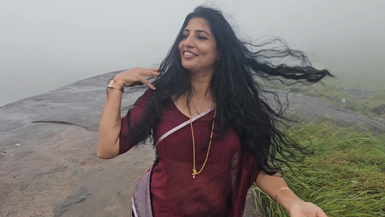 Seema Vlogger Sexy Big Deep Open Navel slips in Maroon Saree.mp4_snapshot_00.56.590