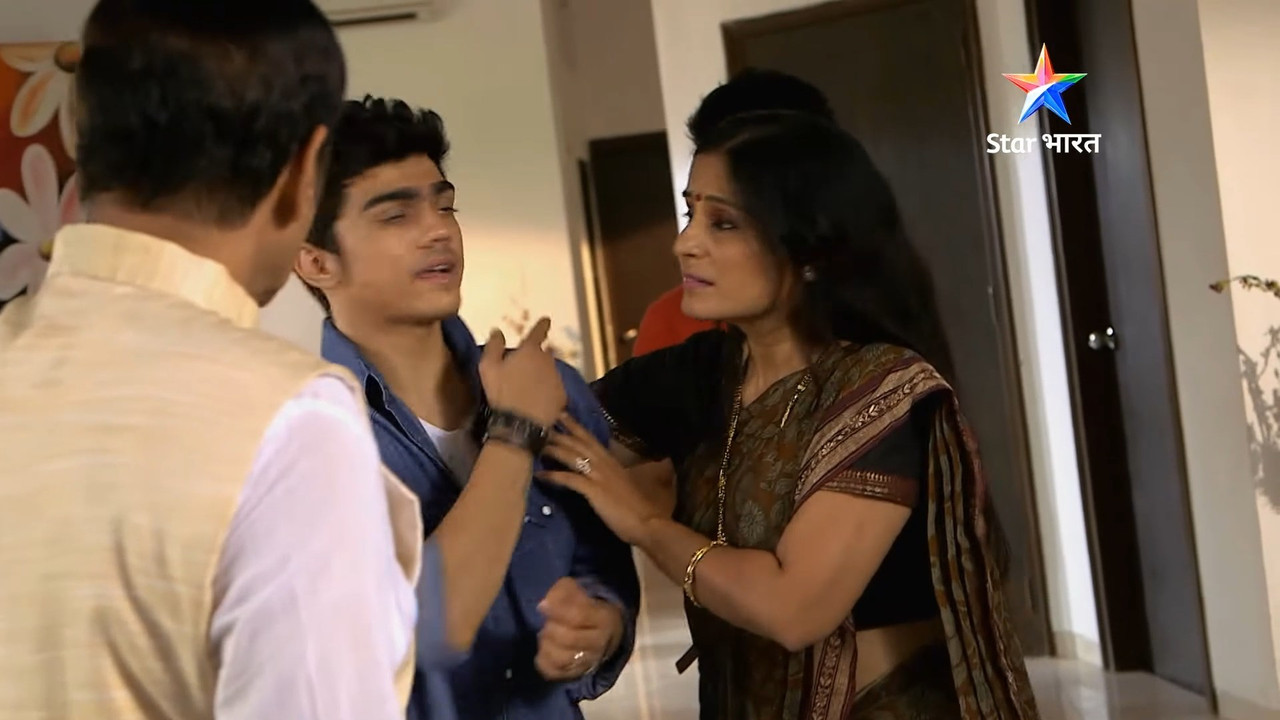 Desi Sexy Serial actress Deep big anvel slips in saree-crime patrol.mp4_snapshot_00.09.113