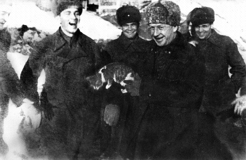 Aleksandr Rodímtsev juega con un gato. Stalingrado, 1943