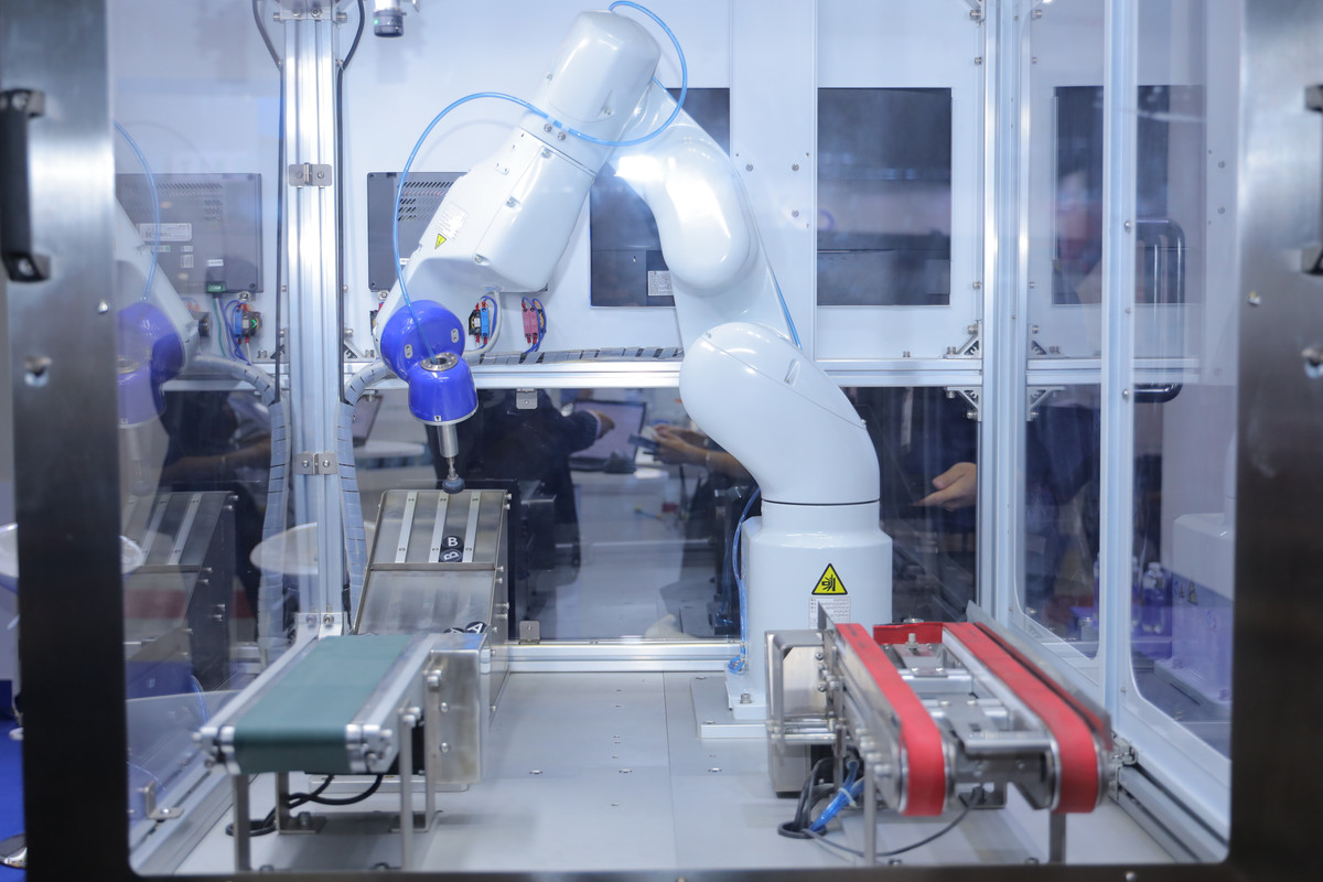 1-Robot-VT6-v-i-h-th-ng-camera.jpg