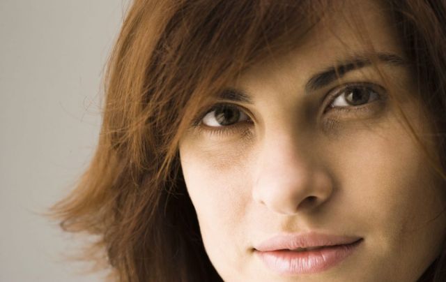 žena sa podočnjacima