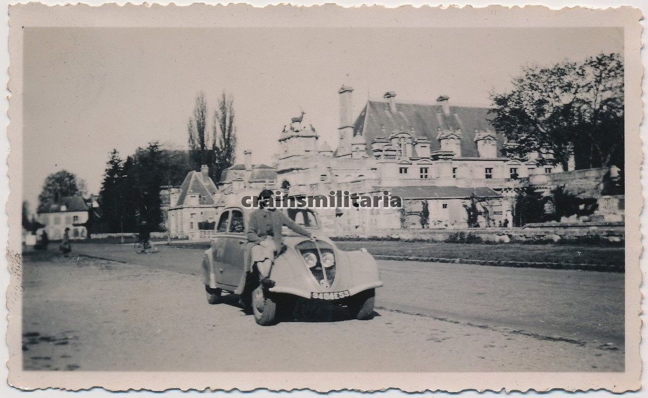 Orig. Foto Frau mit französische Peugeot 402 Pkw