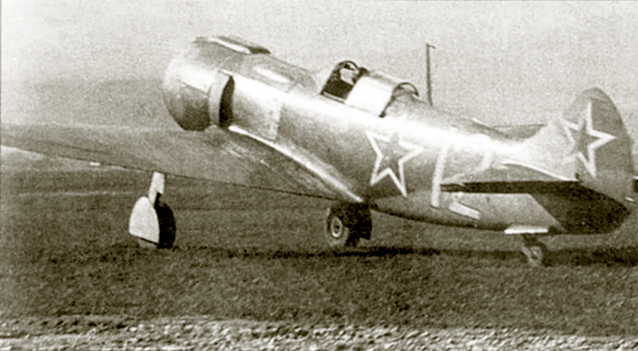 Lavochkin-La-5FN-unit-no-12-taxiing-01
