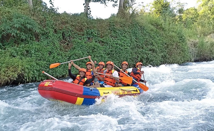 Keseruan yang di tawarkan Tansaril Rafting di Kampung Tansaril, Bebesen, Takengon, Aceh Tengah, Aceh.
