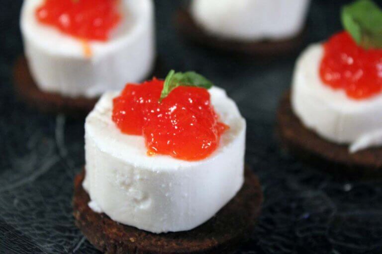 Paprika-Chili-Marmelade mit Pumpernickel und Ziegenfrischkäsetaler Paprika-Chili-Marmelade mit Pumpernickel und Ziegenfrischkäsetaler