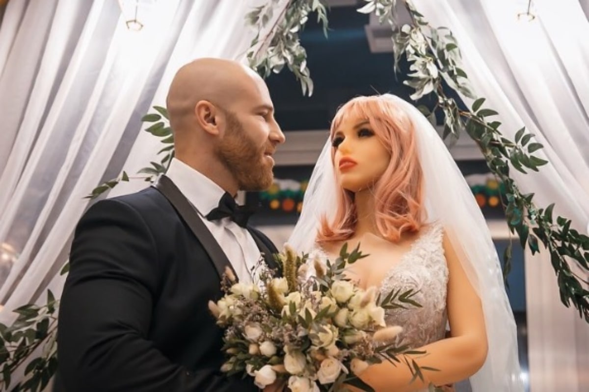Fisiculturista se casó con su muñeca sexual, ahora se divorcia por infidelidad
