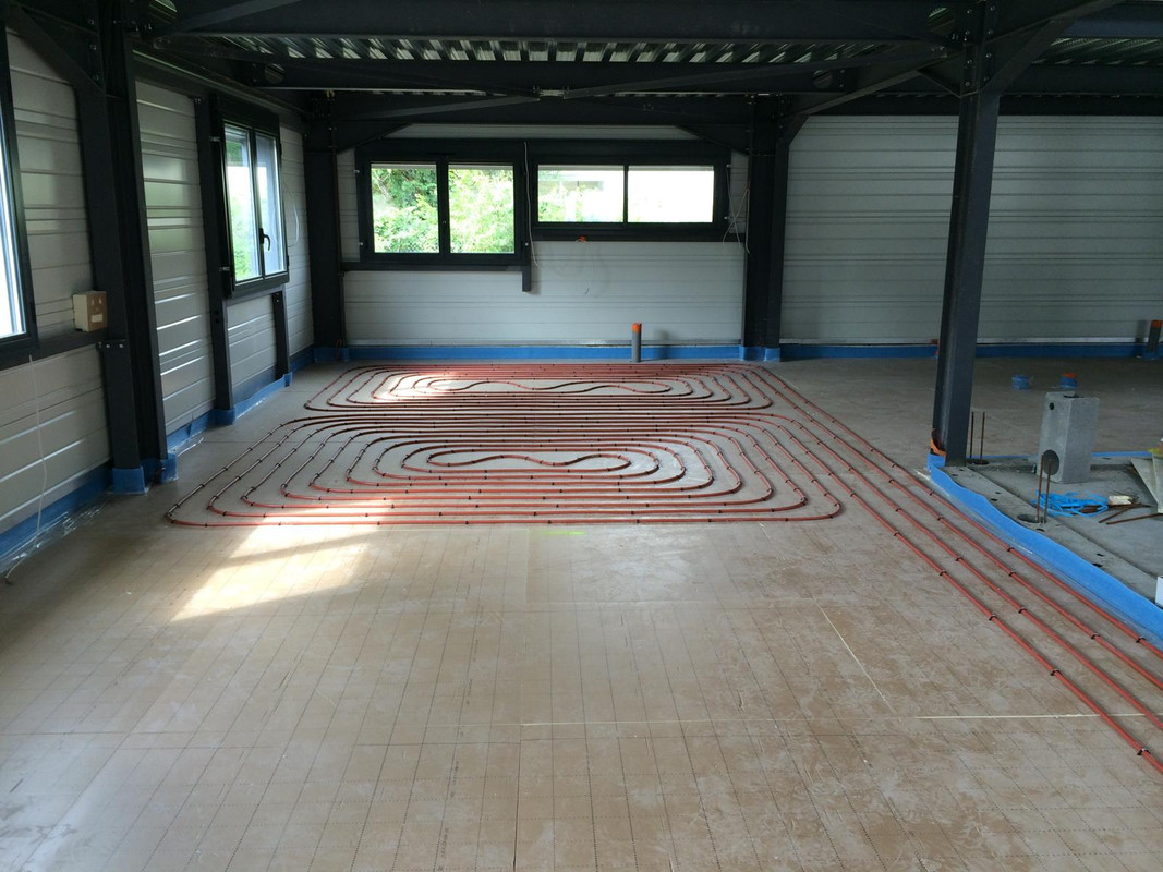 Installation de tuyaux de plancher chauffant