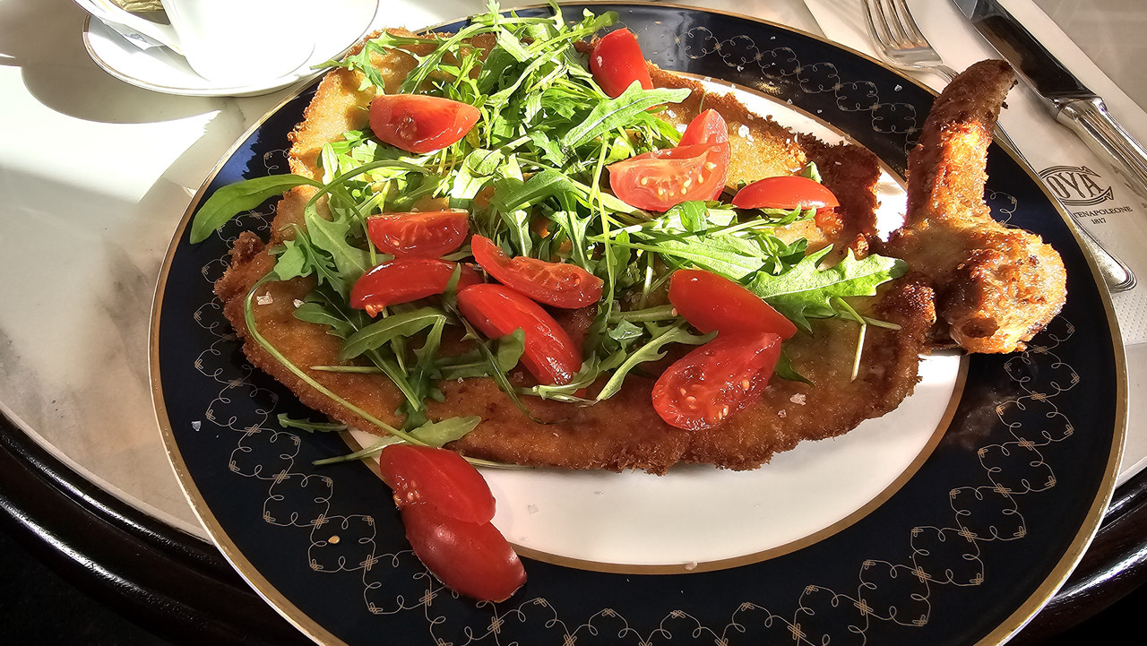 翻譯告訴我是米蘭炸肉排,37歐元,約一千四新台幣