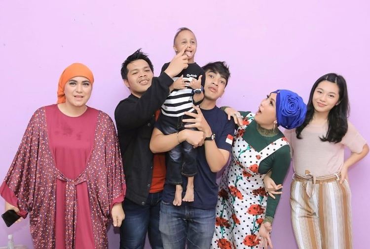 Dicky Topan bersama pemain Si Entong