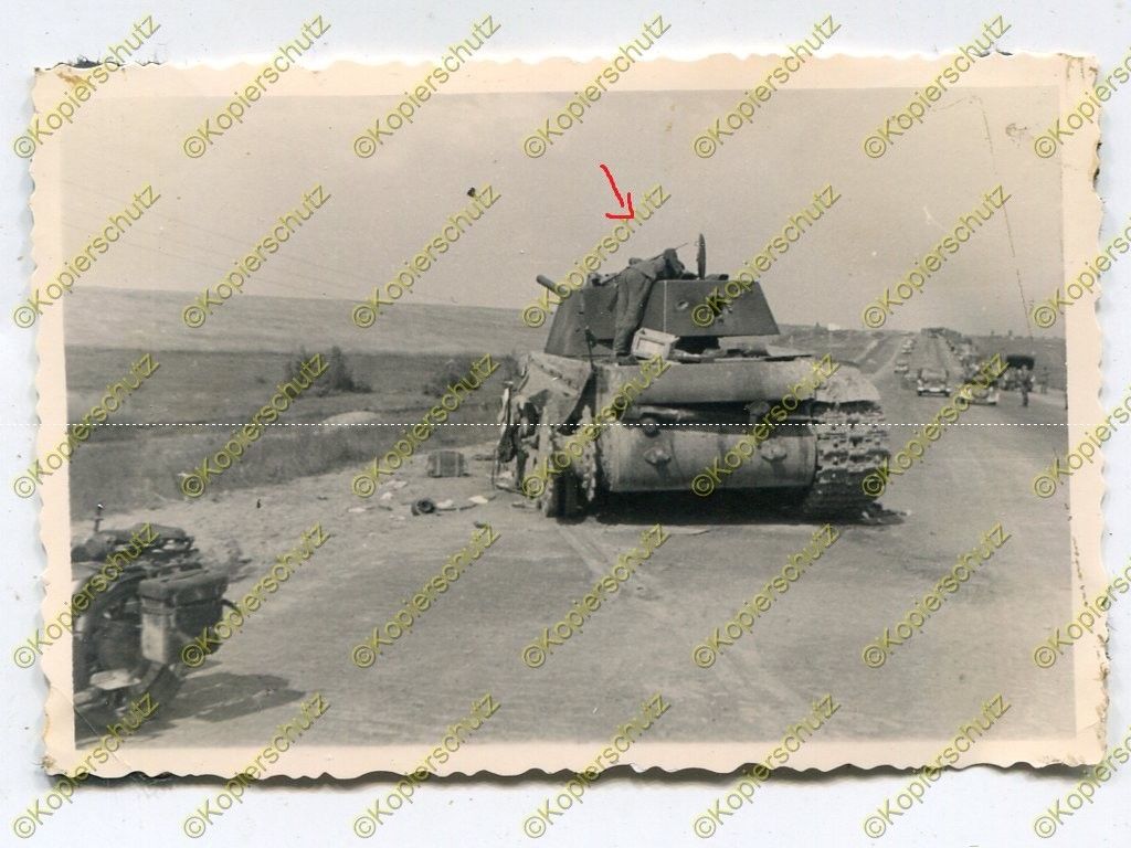 Foto, Soldat, inspiziert zerstörten Panzer KW-1, Russland