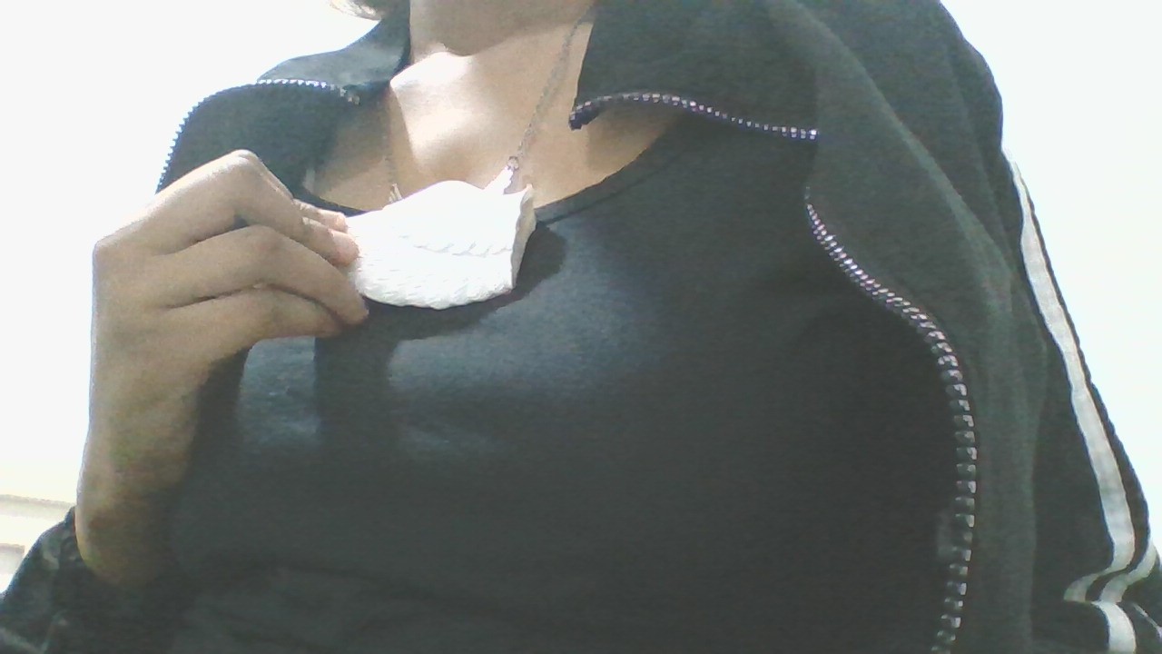 should i show this online? i think not but boobie.. do u like my collarbones my ribs are visible