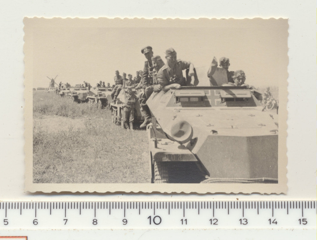FOTO KAMERADEN MIT PANZER KOLONNE VOR WINDMÜHLE 