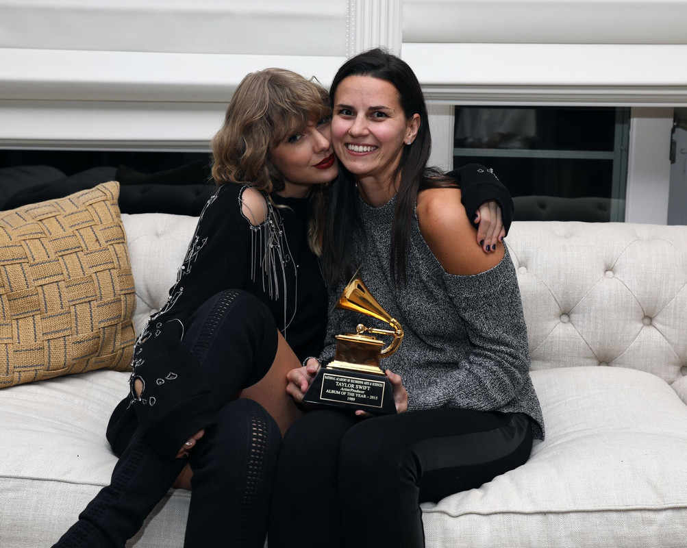 taylor-swift-reputation-secret-sessions-at-her-home-in-rhode-isl