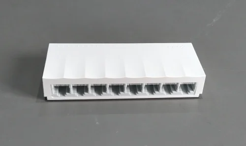Embalagem do Switch TP-Link LS1008, destacando suas principais características.