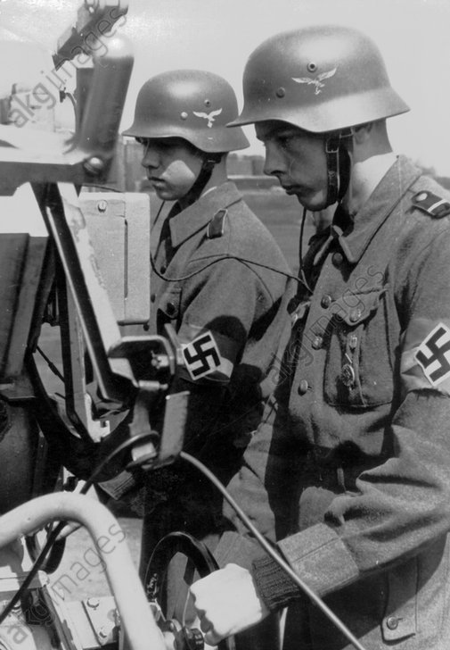 Hitlerjugend am Flakgeschütz 1944 (6)