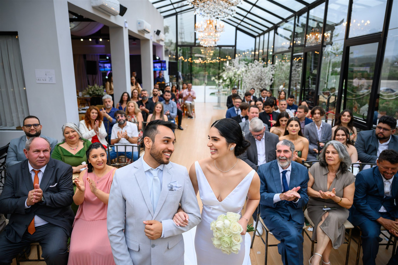 Casal sorrindo durante a cerimônia de casamento