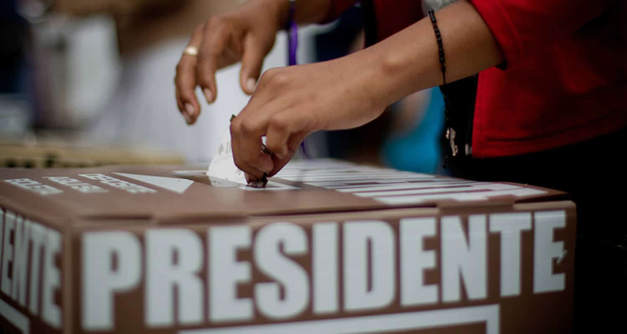 Monreal reafirma aspiración de candidatura en elecciones 2024 con meme de Matrix