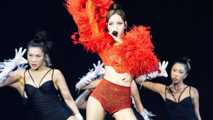 Potret Lisa BLACKPINK saat konser di Thailand. Intip juga foto-fotonya saat liburan di kampung halaman.