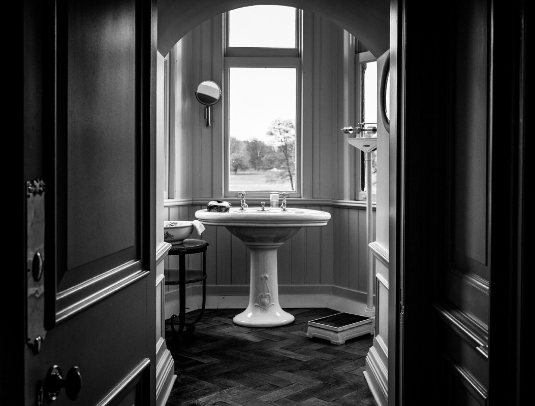 blacknwhite-vintage-bathroom.jpg