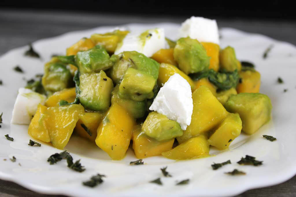 Mango-Avocado-Rucola Salat mit Ziegenfrischkäse