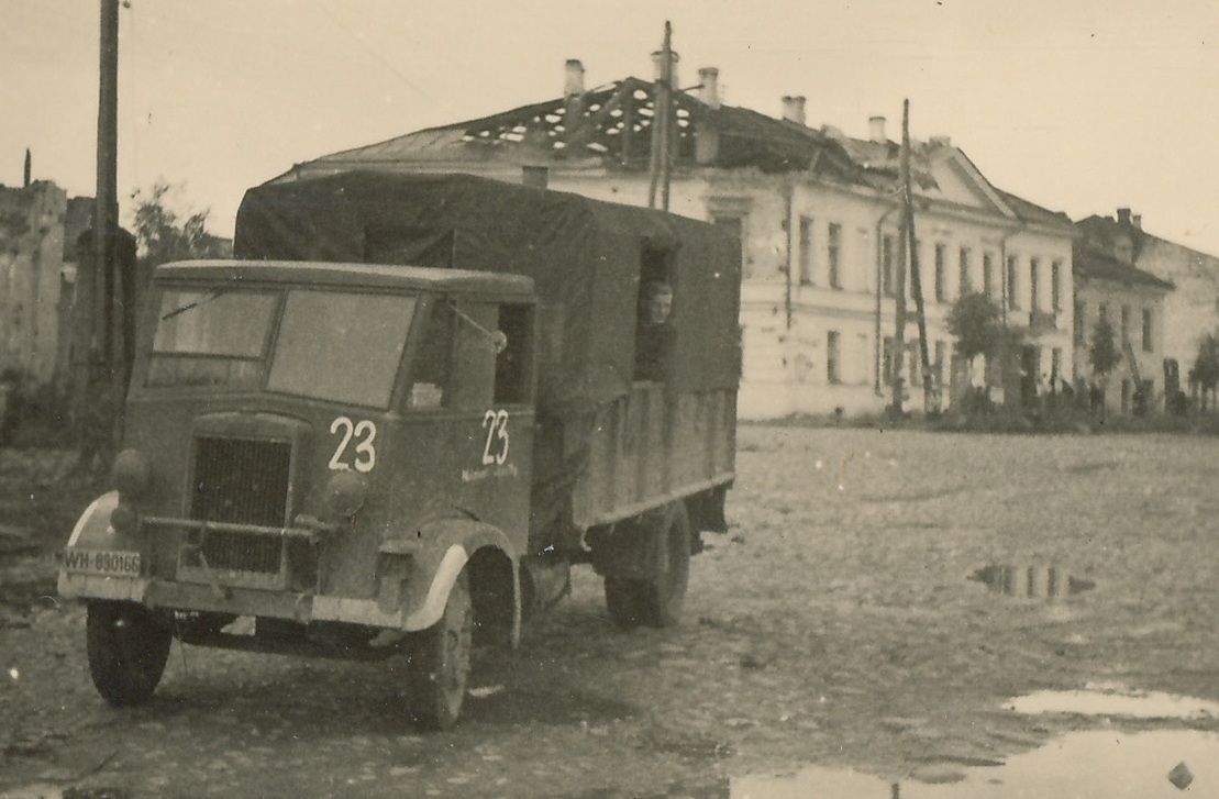 Foto 2.Wk Soldat selt. Militärwagen mit Nummer L