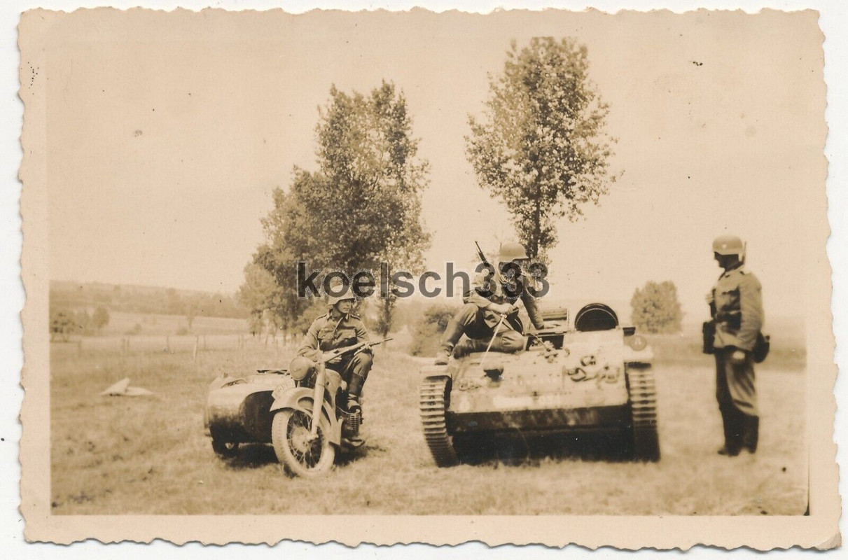Foto Soldaten der Wehrmacht am französischen UE Panzer Beute Schlepper Krad !.