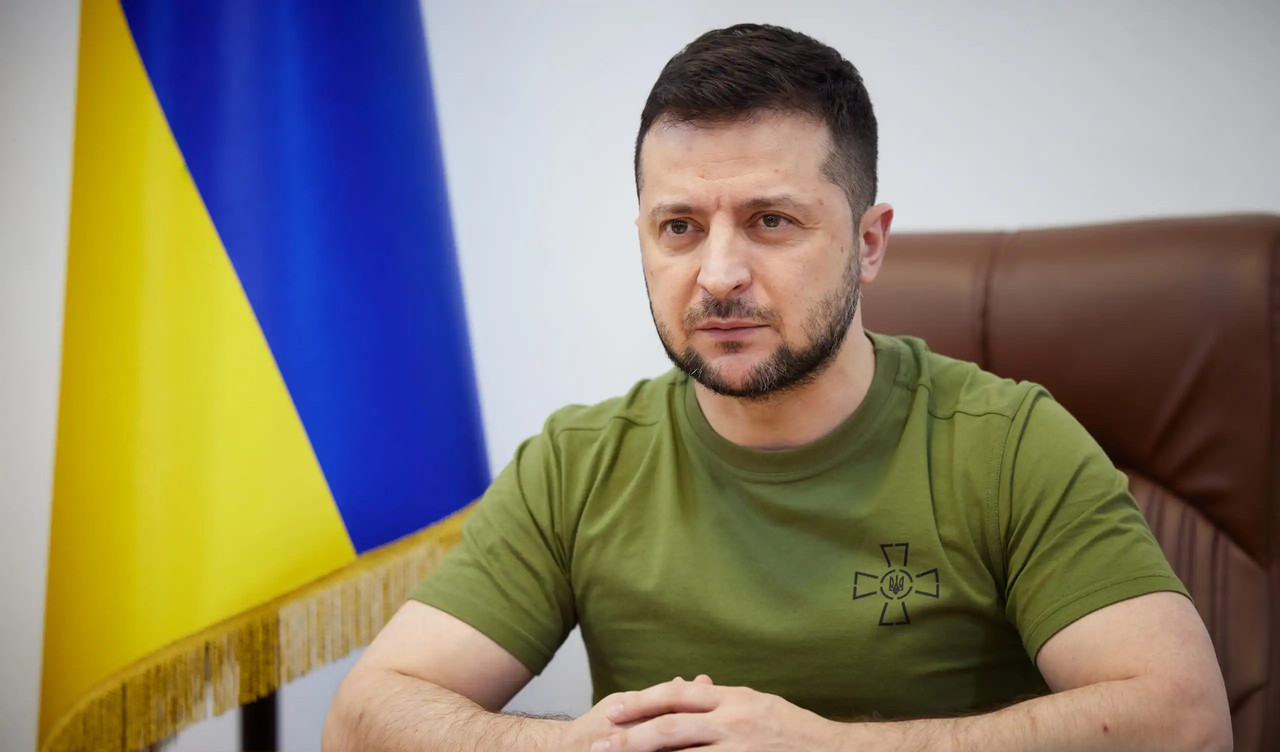 Volodímir Zelenski elogia a soldado ucraniano con insignia nazi