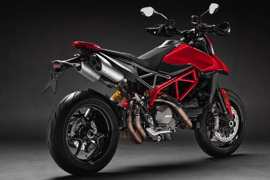 2019-Ducati-Monster-Hypermotard-950-First-look-supermoto-motorcy