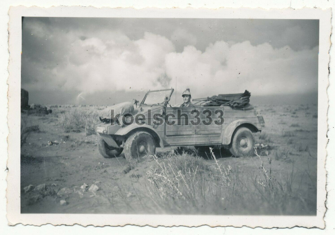 Foto Afrika Korps Flak Batl. 612 DAK Soldat im VW Kübelwagen PKW