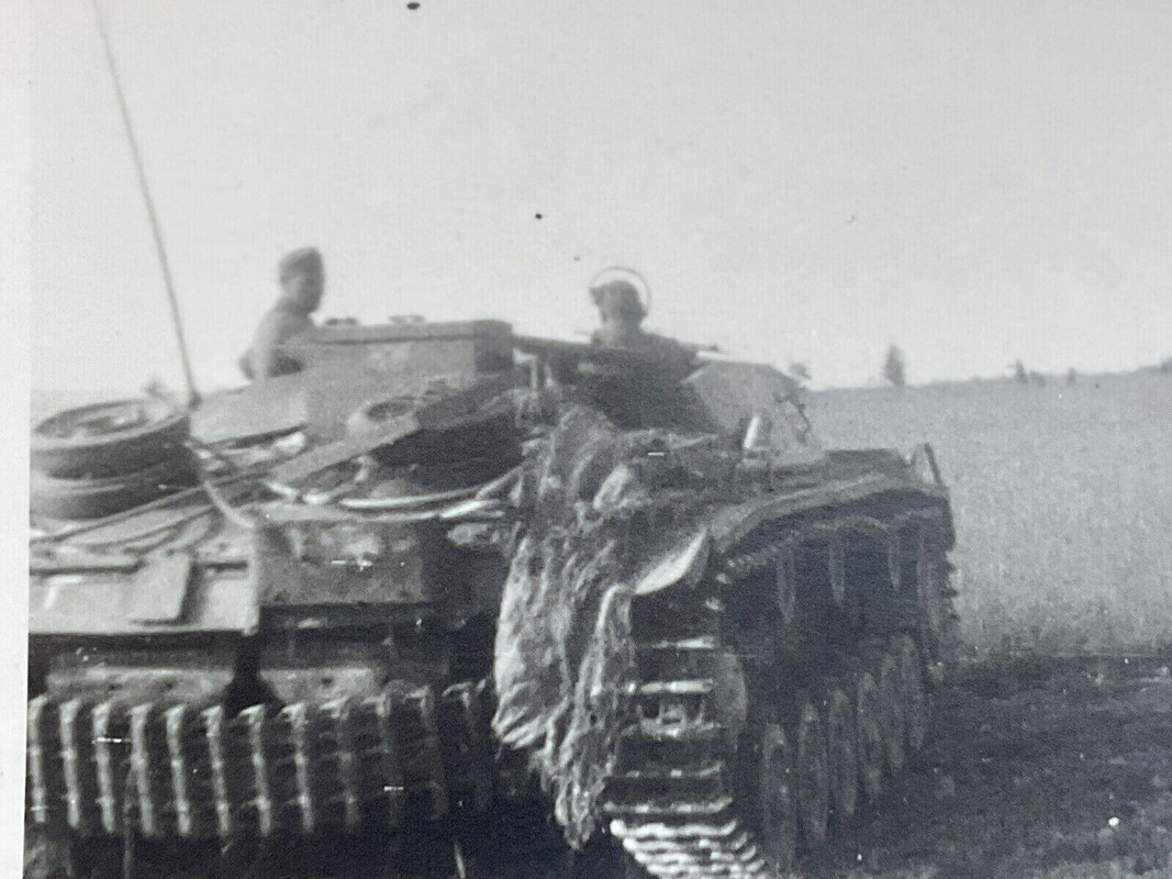 Foto-Photo Stug III Sturmgeschütz Wehrmacht Lt. Augustin Gefecht Ostfront (1)