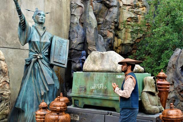 DISNEYLAND ~ STAR WARS: GALAXY'S EDGE, LA GUIA - Blogs de USA - DOK-ONDAR DEN OF ANTIQUITIES: Tienda-museo para amantes de Star Wars (3)