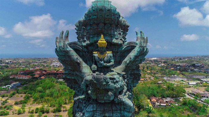 Penampakan Patung Garuda Wisnu Kencana (GWK) dari udara usai diresmikan di Kuta Selatan, Bali, Minggu (25/09/2018). Patung setinggi 121 meter dengan lebar 64 meter tersebut resmi diresmikan dan menjadi patung tertinggi ketiga di dunia.