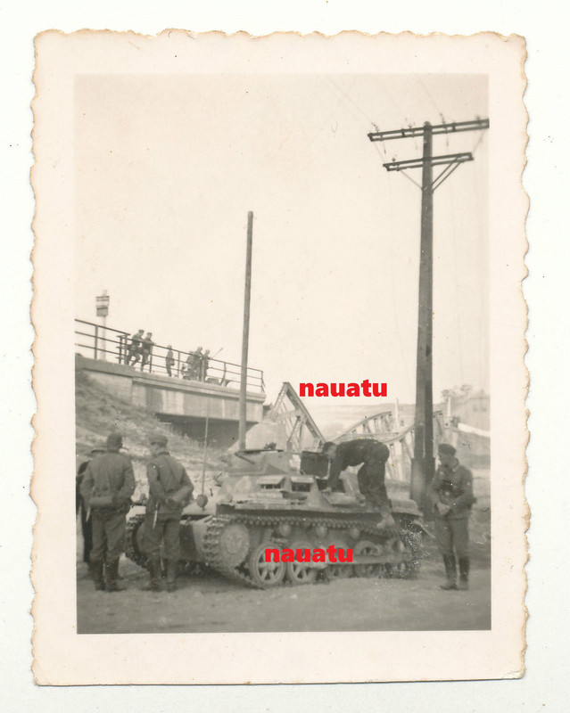 Foto deutscher Panzer vor zerstörter Brücke Belg