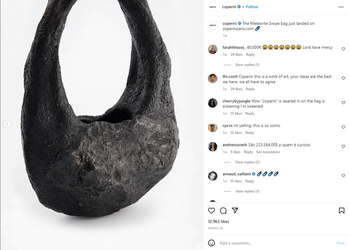 Coperni telah mencipatakan tas unik yang menggabungkan unsur arkeologi, desain, serta seni klasik dan primitif.