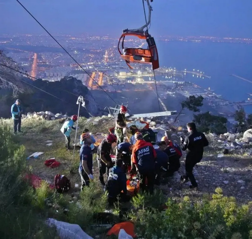 Rescatan a 174 personas tras accidente de un teleférico en Turquía: VIDEO