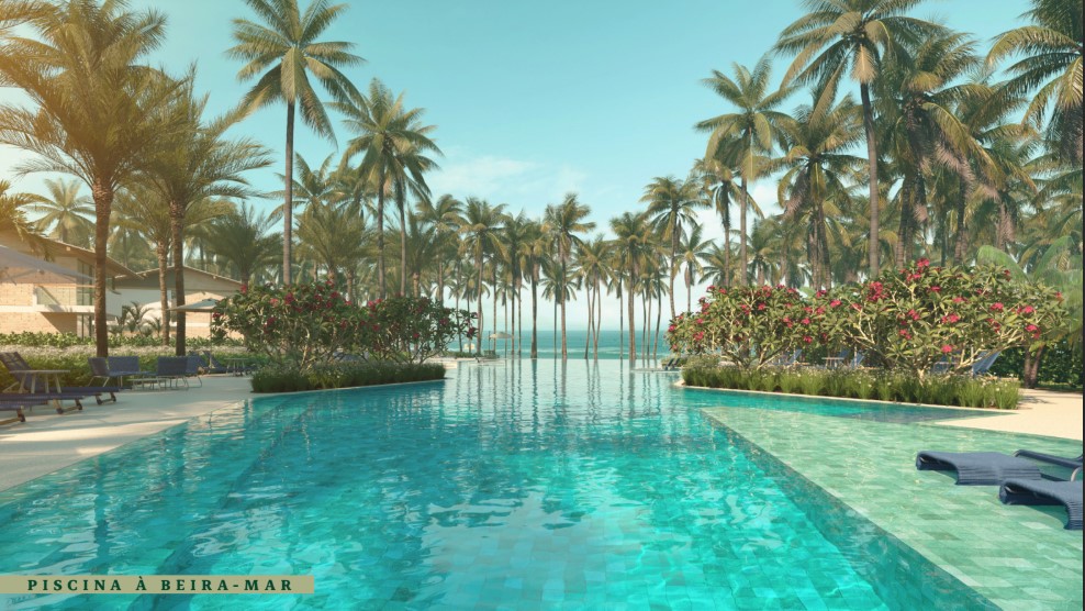 Piscina com borda infinita de frente para o mar
